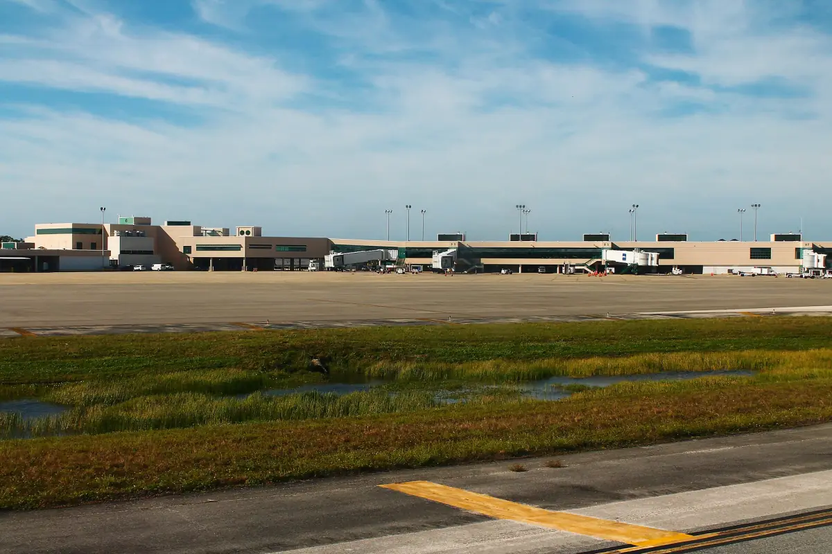 Terminalgebäude und Rollfeld des Sarasota-Bradenton International Airport