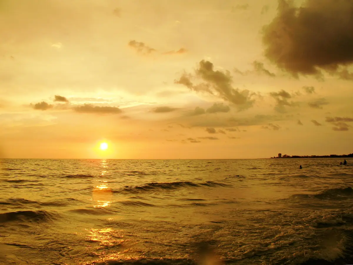 Goldene Sonne geht über dem ruhigen Golf von Mexiko vor Siesta Key unter