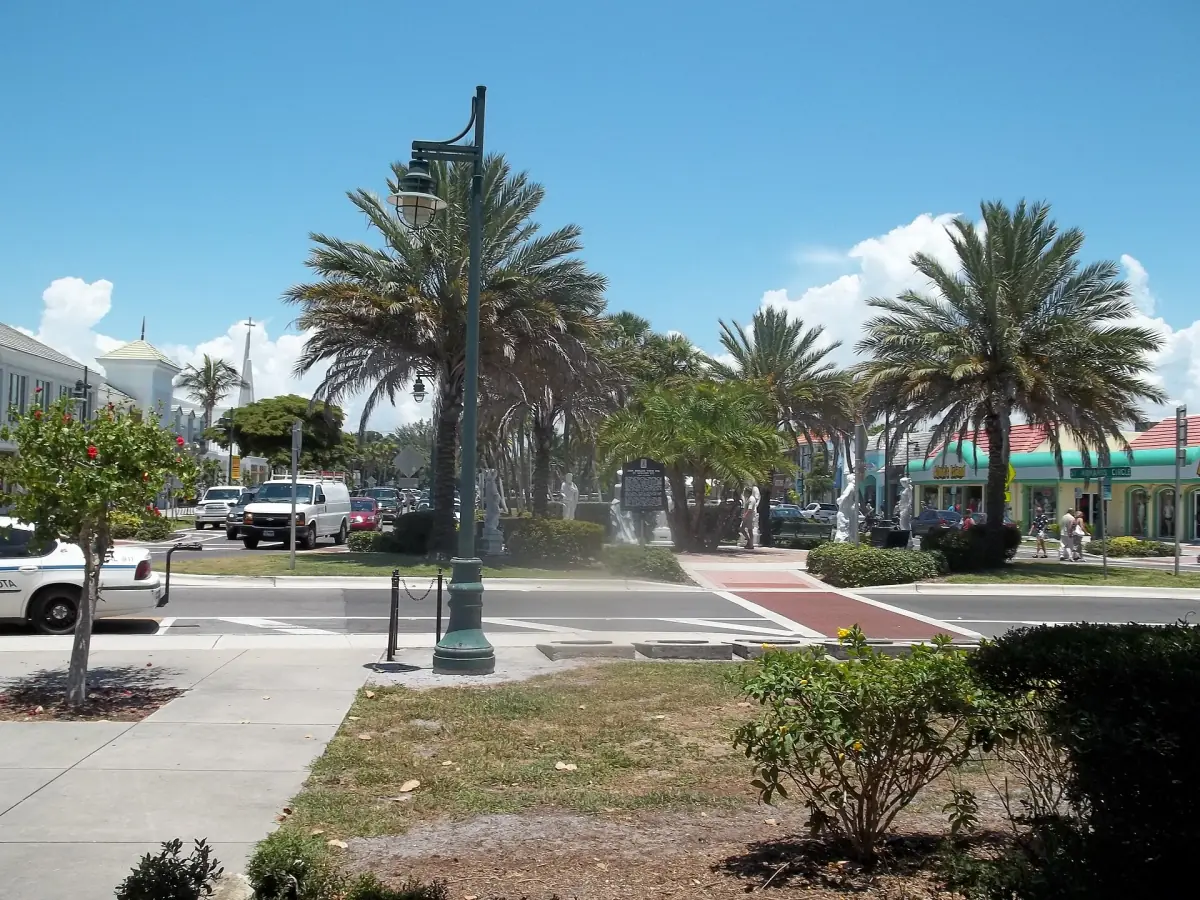 Palmen und ein Klinkerübergang am St. Armands Circle an einem sonnigen Tag