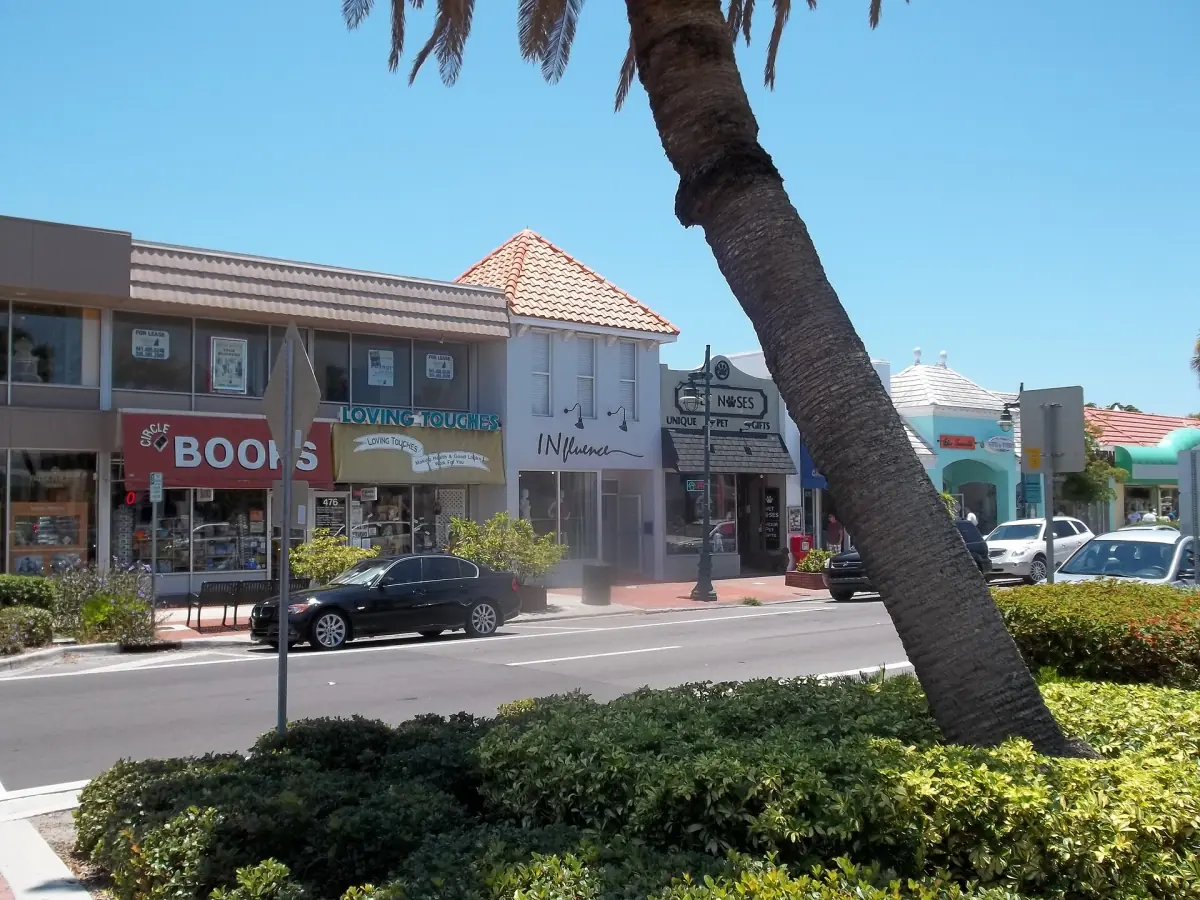Geschäfte und Palmen an einer Straße am St. Armands Circle