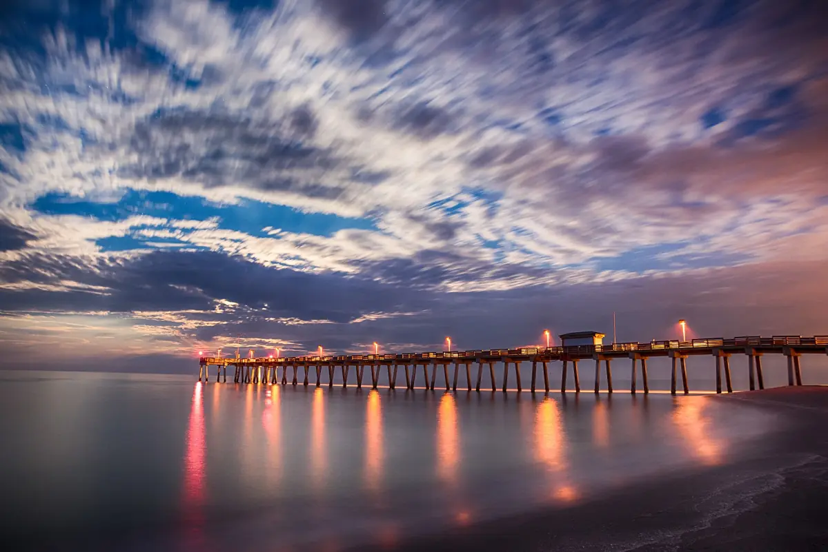 Der Venice Fishing Pier ragt unter dramatischem Wolkenhimmel in den Golf